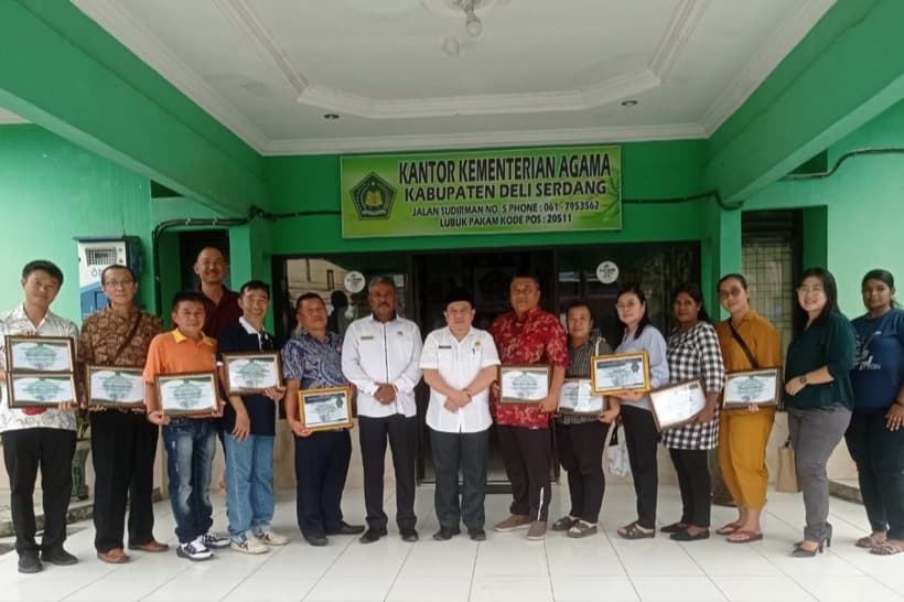 Penyerahan piagam penghargaan di Kantor Kementerian Agama Kabupaten Deli Serdang